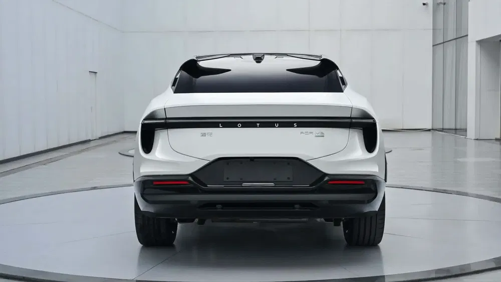 Vue arrière du SUV Lotus Eletre blanc, design moderne dans un cadre en béton.
