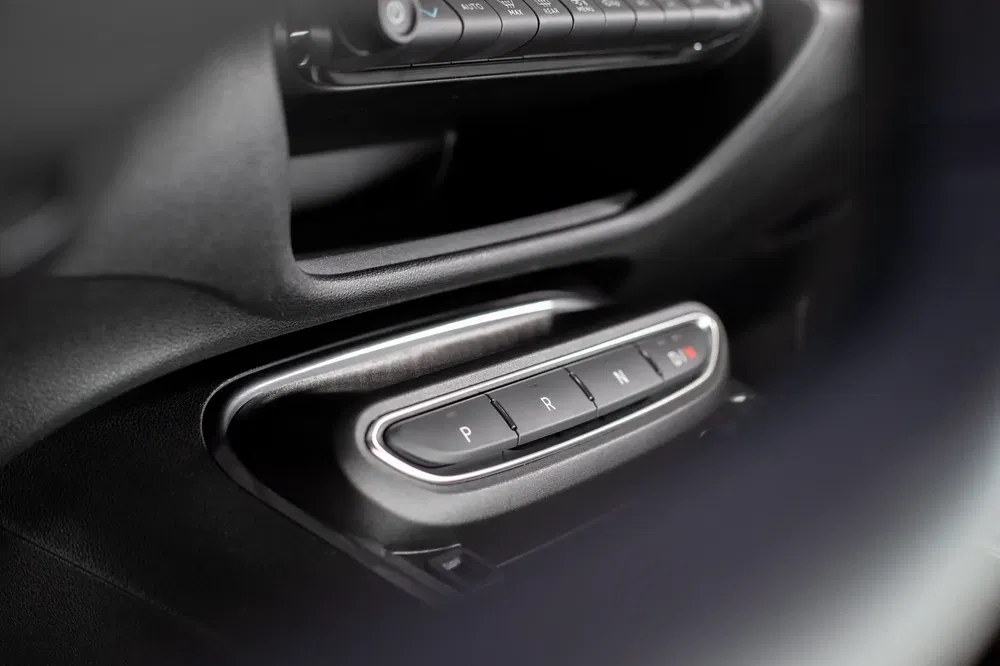 Moderne auto-interieur met digitale versnellingspookconsole.