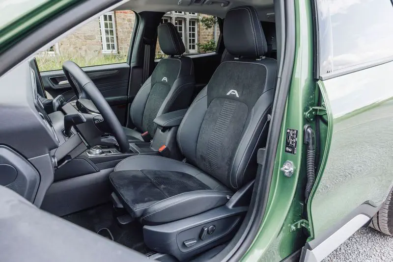 Intérieur du Ford Maverick 2023 avec sièges en cuir noir de haute qualité.