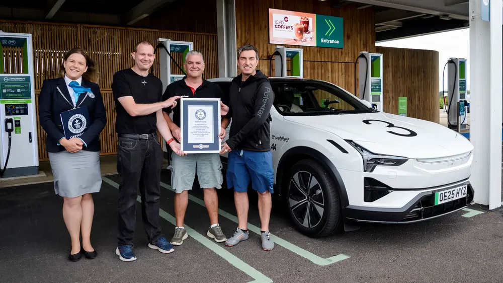 {"fr":"Quatre personnes avec une voiture Polestar 2 en station de recharge, tenant un certificat.","nl":"Vier mensen met een Polestar 2 auto bij laadstation, met een certificaat in handen."}