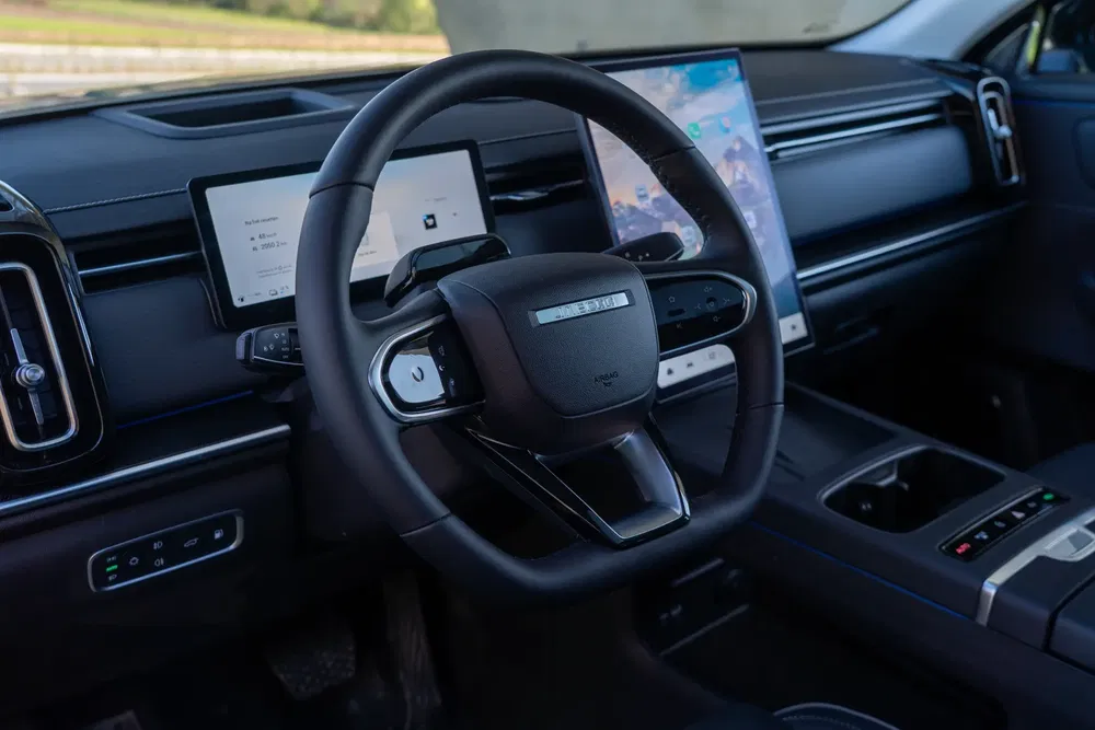 Interieur van de Leapmotor C10 met digitaal dashboard en modern stuurwiel.