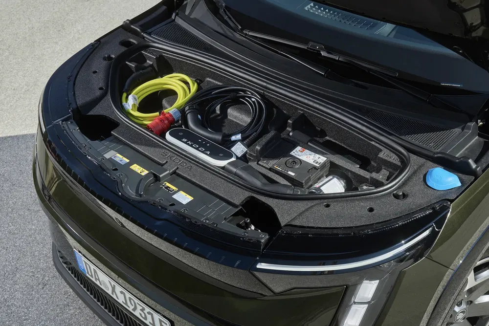 Voorste bagageruimte van Skoda Enyaq met elektrische laadkabels en uitrusting.
