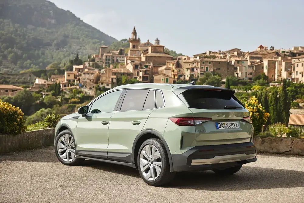 {"fr":"SUV Skoda Enyaq vert olive, vue arrière, avec village pittoresque en arrière-plan.","nl":"Achteraanzicht van een groene Skoda Enyaq SUV met een pittoresk dorp op de achtergrond."}