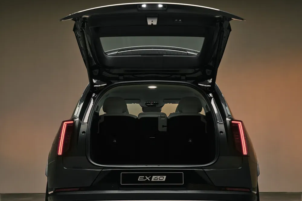 Vue arrière du SUV Volvo EX60 avec coffre ouvert et sièges arrière visibles.