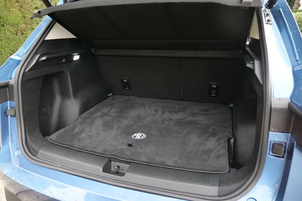 Coffre de la voiture MG ZS ouvert, spacieux et bien aménagé.