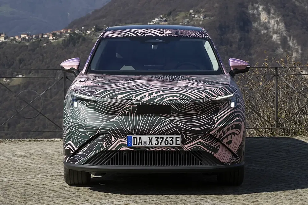 {"fr":"Peugeot 3008 2024 camouflée avec motif zébré, vue avant dans un cadre montagnard.","nl":"Peugeot 3008 2024 gecamoufleerd met zebra patroon, vooraanzicht in bergachtige omgeving."}