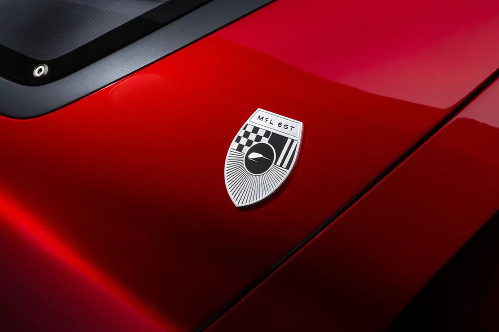 MSL 6GT-embleem op glanzende rode carrosserie, detail van sportwagen.