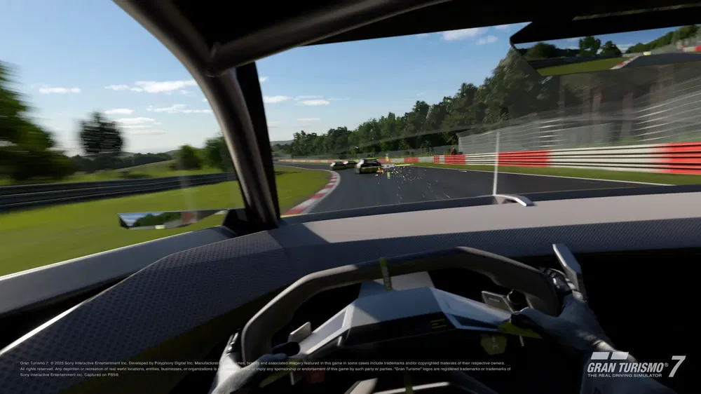 Interieurzicht van Gran Turismo 7 met intense race op bochtige baan.