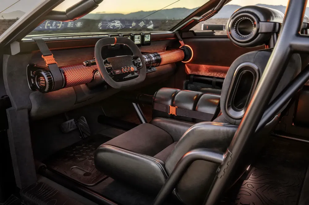 Intérieur futuriste d'une voiture avec tableau de bord numérique et volant unique.