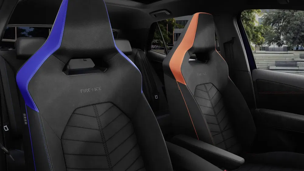 Audi S1 sportstoelen in blauw en oranje, modern en stijlvol interieur.