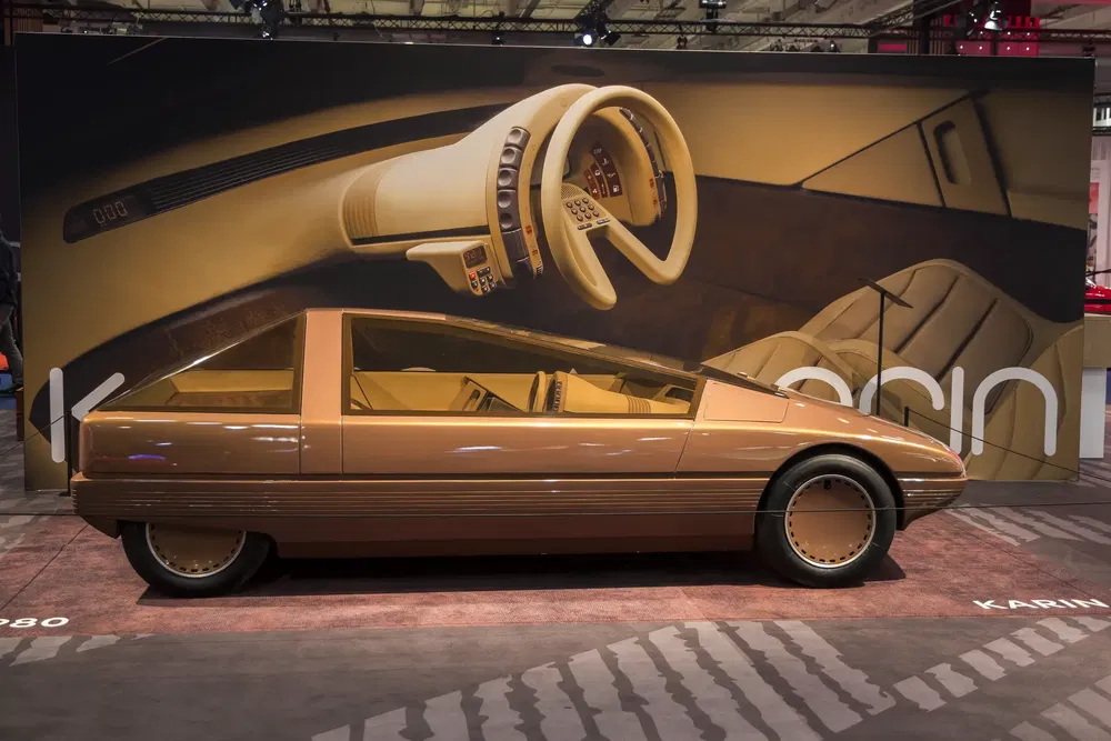 Peugeot Karin 1980 prototype met futuristisch ontwerp, tentoongesteld op een autoshow.