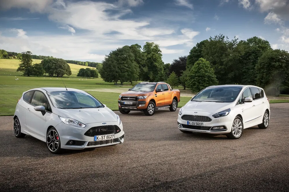 Gamme Ford avec Fiesta, Ranger et S-Max dans un parc pittoresque.