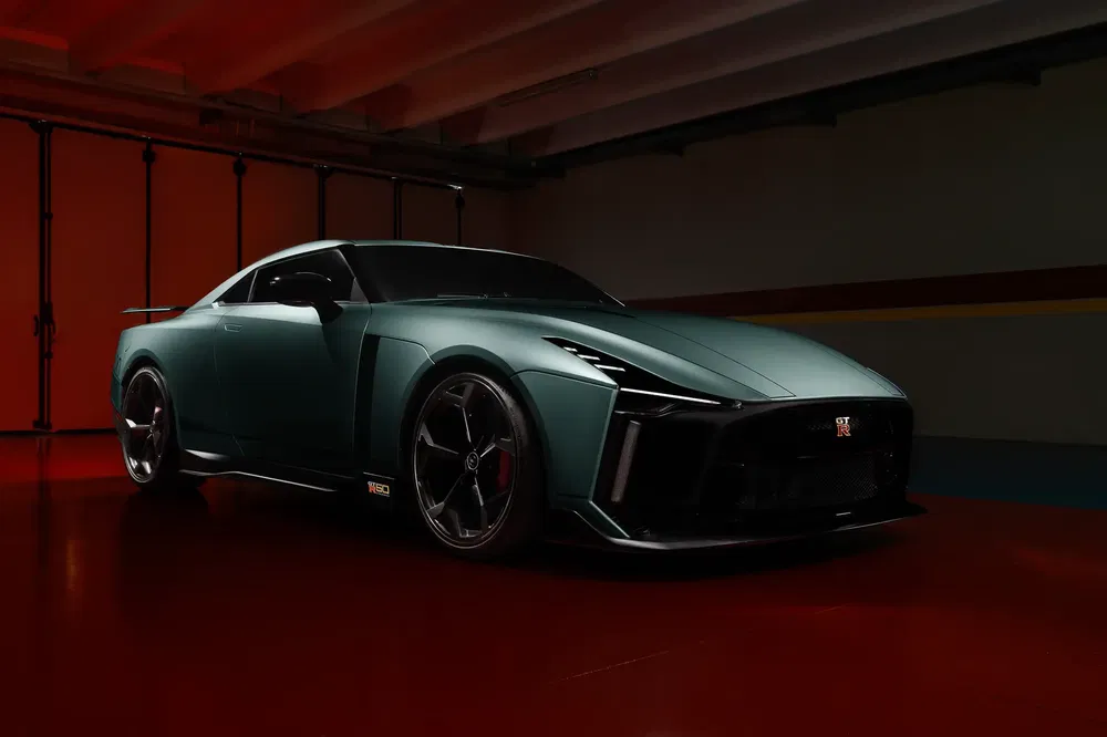 Nissan GT-R édition spéciale dans un garage, éclairage dramatique soulignant sa silhouette aérodynamique.