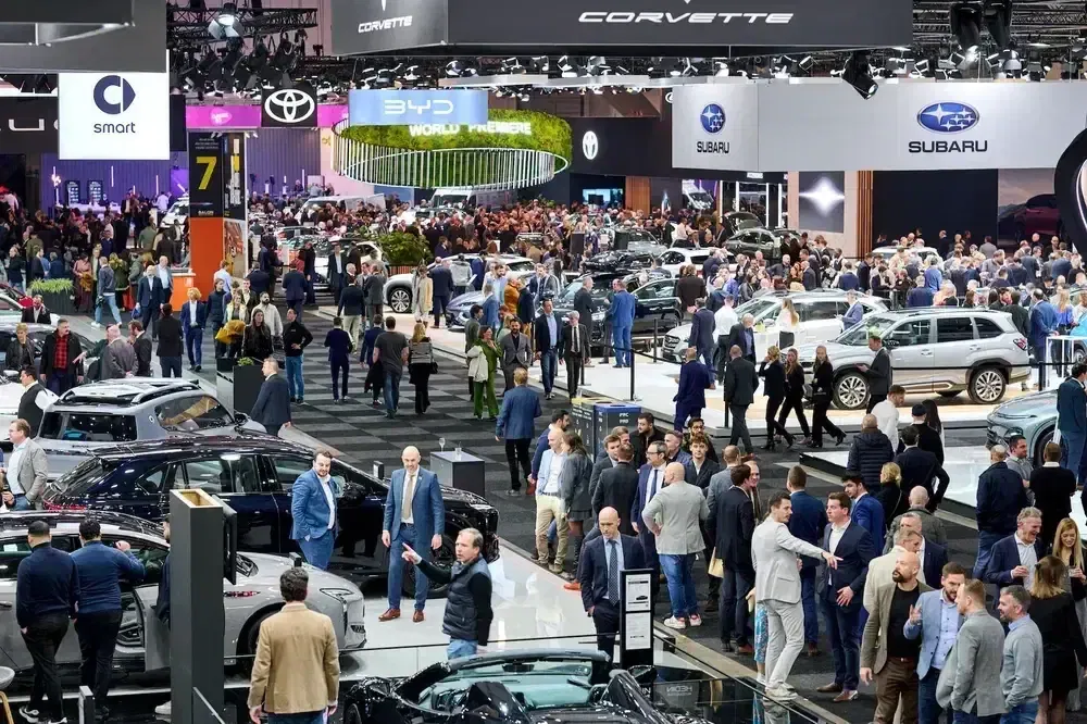 {"fr":"Salon de l'automobile avec stands Toyota, Subaru, Corvette, visiteurs hub reliant exposition.","nl":"Autosalon met Toyota, Subaru, Corvette stands, drukke bezoekers ervaren autobeurs."}