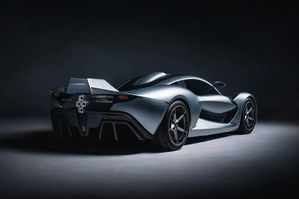 Voiture de sport sombre avec design aérodynamique et arrière imposant, éclairage studio.