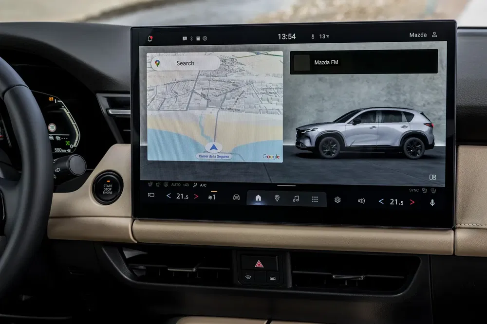 Mazda-scherm met navigatie en CX-5 preview, modern voertuiginterieur.