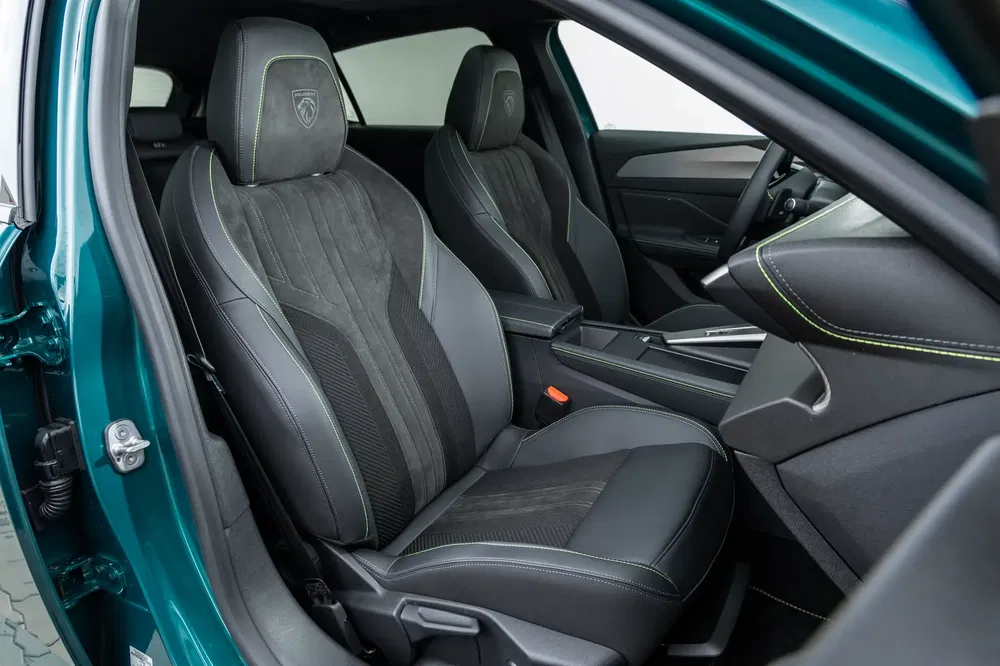 Modern interieur van de Peugeot 408 met lederen stoelen en contrasterende stiksels.