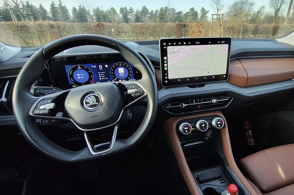 Intérieur moderne de Skoda avec volant et écran tactile pour navigation.