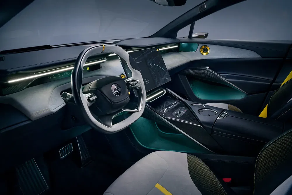 Intérieur de voiture Lotus avec écran tactile et volant futuriste, finition élégante.