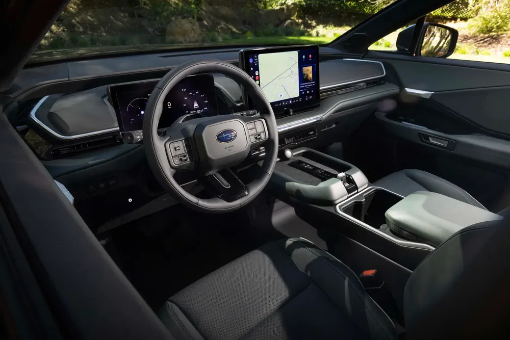 Intérieur moderne Subaru avec tableau de bord numérique et écran tactile central.