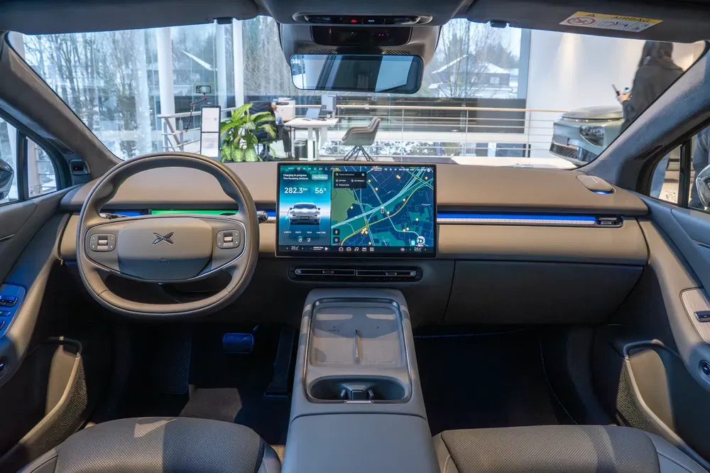 Moderne interieur van Xpeng elektrische auto met centraal touchscreen en opvallend stuurwiel.