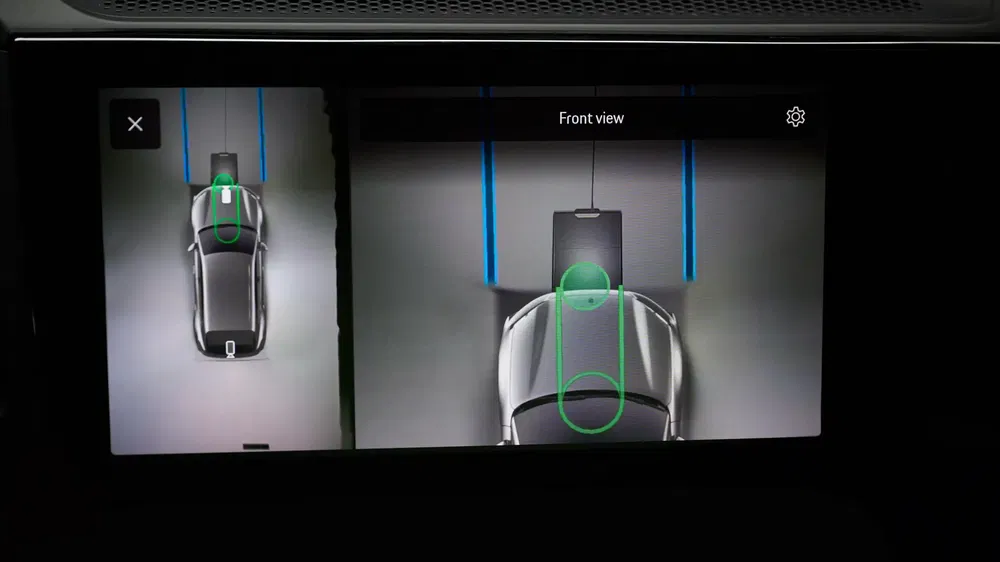 Navigatiescherm auto met vooraanzicht en geactiveerde parkeersensoren.