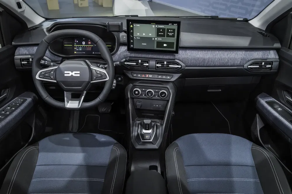 {"fr":"Intérieur moderne de la Dacia Duster avec tableau de bord numérique et écran multimédia.","nl":"Modern interieur van de Dacia Duster met digitaal dashboard en multimediascherm."}