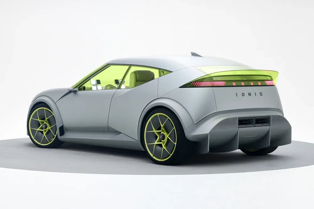 Achteraanzicht van de Hyundai Ioniq concept, futuristisch ontwerp met opvallende groene accenten.