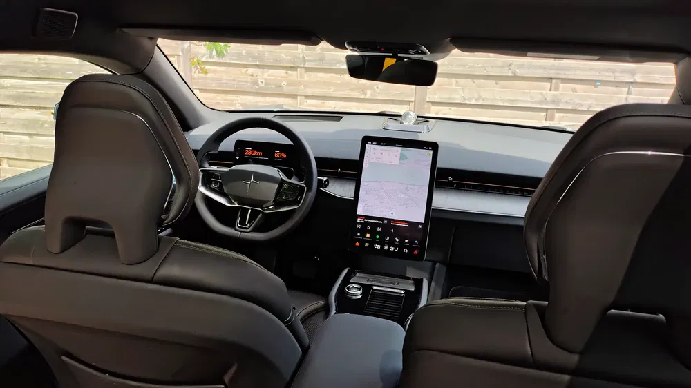 Intérieur de la Polestar 2 avec écran tactile central et design moderne du tableau de bord.