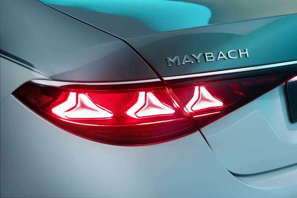 Feu arrière LED de luxe sur Mercedes-Maybach, mettant en valeur le design élégant et moderne.