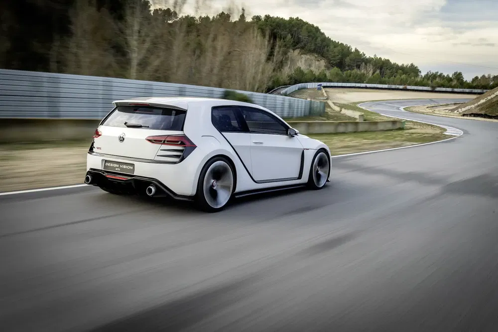 Concept car Volkswagen GTI blanc sur piste de course, virage à haute vitesse.