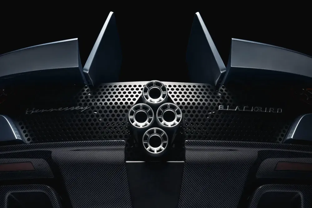 Détail échappement arrière Hennessey Blackbird, design futuriste et fibre de carbone.