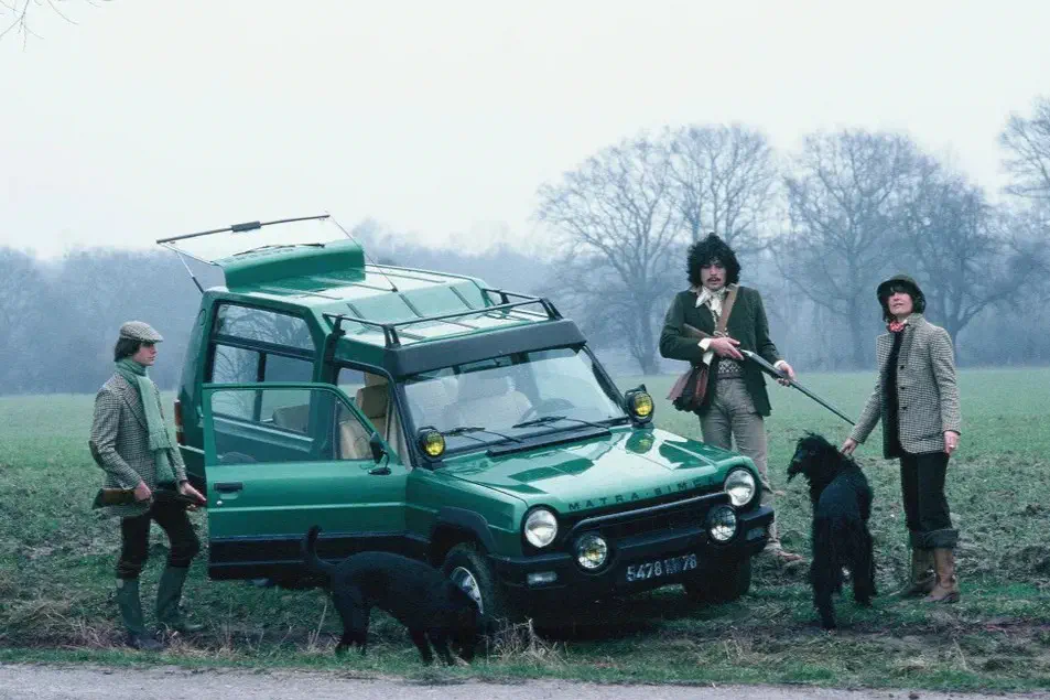 Matra Rancho verte avec portes ouvertes, scène de chasse en arrière-plan brumeux.