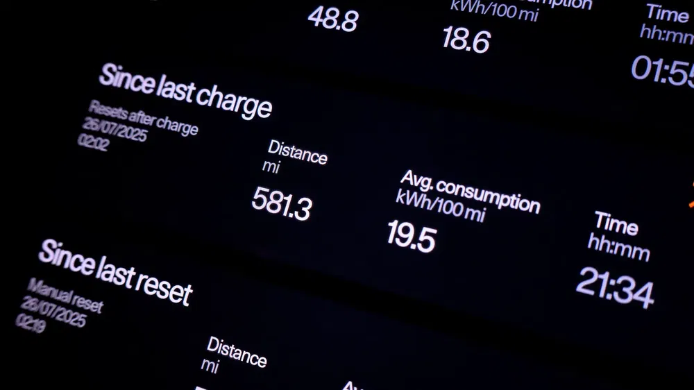 Affichage numérique de tableau de bord de voiture avec données de consommation d'énergie et distance.
