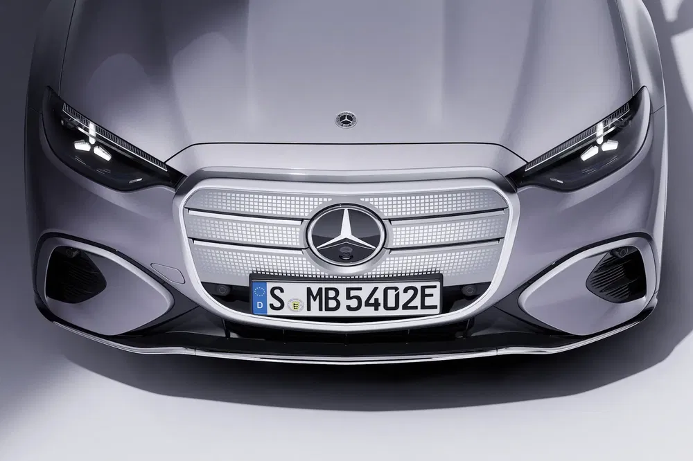 {"fr":"Vue avant d'une Mercedes-Benz électrique avec calandre moderne et éclairage LED sophistiqué.","nl":"Vooraanzicht van een elektrische Mercedes-Benz met moderne grille en geavanceerde LED-verlichting."}