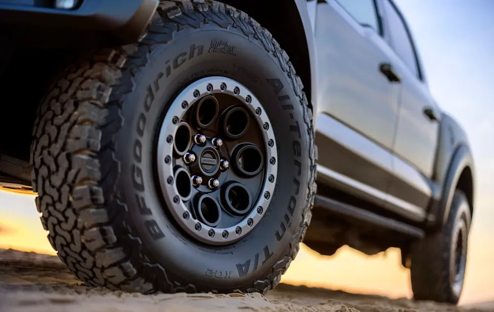 Vue rapprochée du pneu BFGoodrich sur un véhicule tout-terrain au coucher du soleil.