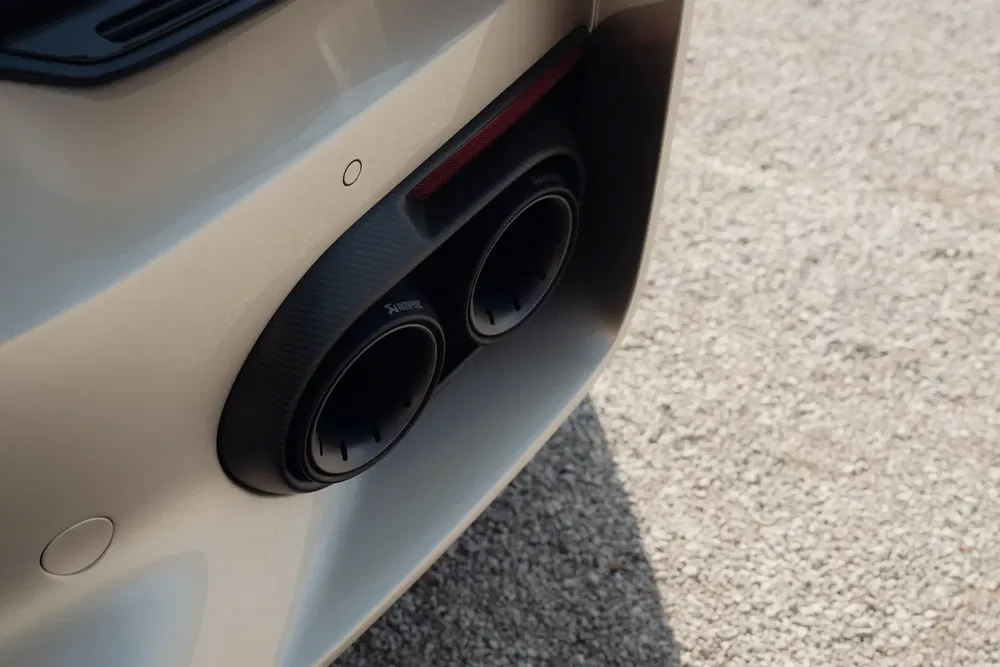 Échappement Akrapovič double sur une voiture de sport moderne au design élégant.