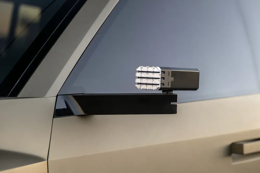 Caméra latérale innovante sur un SUV Lucid, éliminant les rétroviseurs traditionnels.