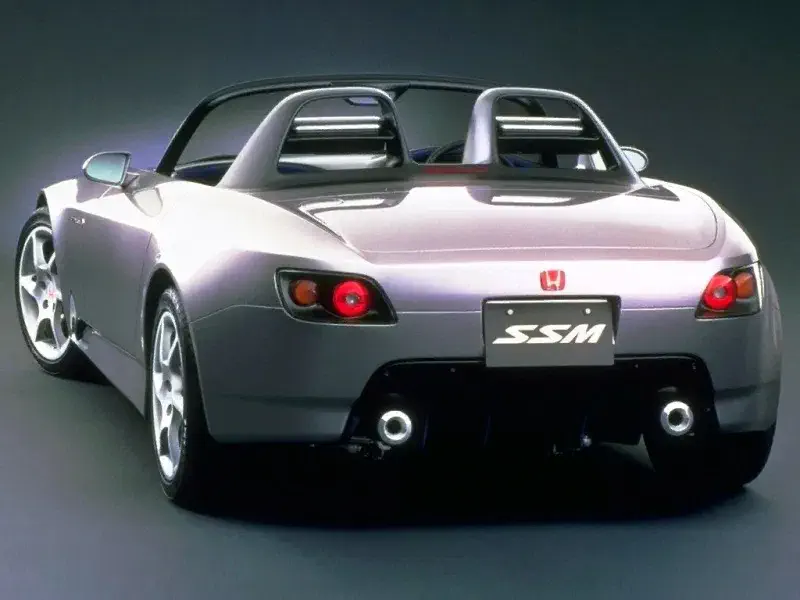 Vue arrière de la Honda S2000 avec capote baissée et fins feux arrière.