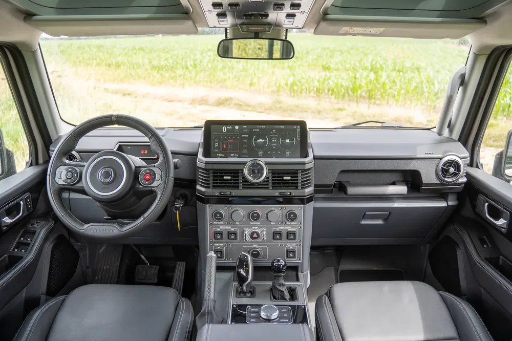 Moderne interieur van de Ineos Grenadier SUV met digitaal dashboard en multifunctioneel stuurwiel.