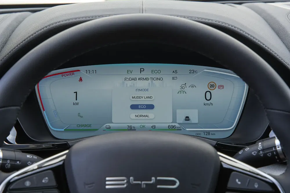Tableau de bord numérique BYD affichant les modes de conduite Eco, Normal et Muddy Land.