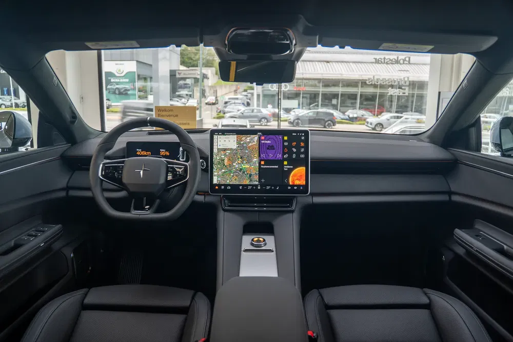 Intérieur moderne de la Polestar 2 avec écran de tableau de bord et volant ergonomique.