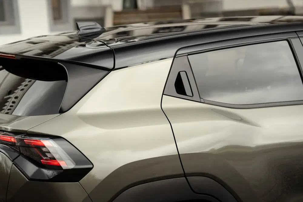 Achteraanzicht Toyota CH-R, modern ontwerp met zwarte dak en dynamische carrosserielijn.