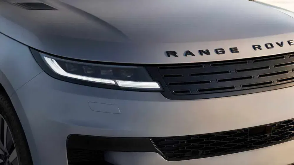 Vue avant d'un Range Rover avec phare LED élégant et calandre distinctive.