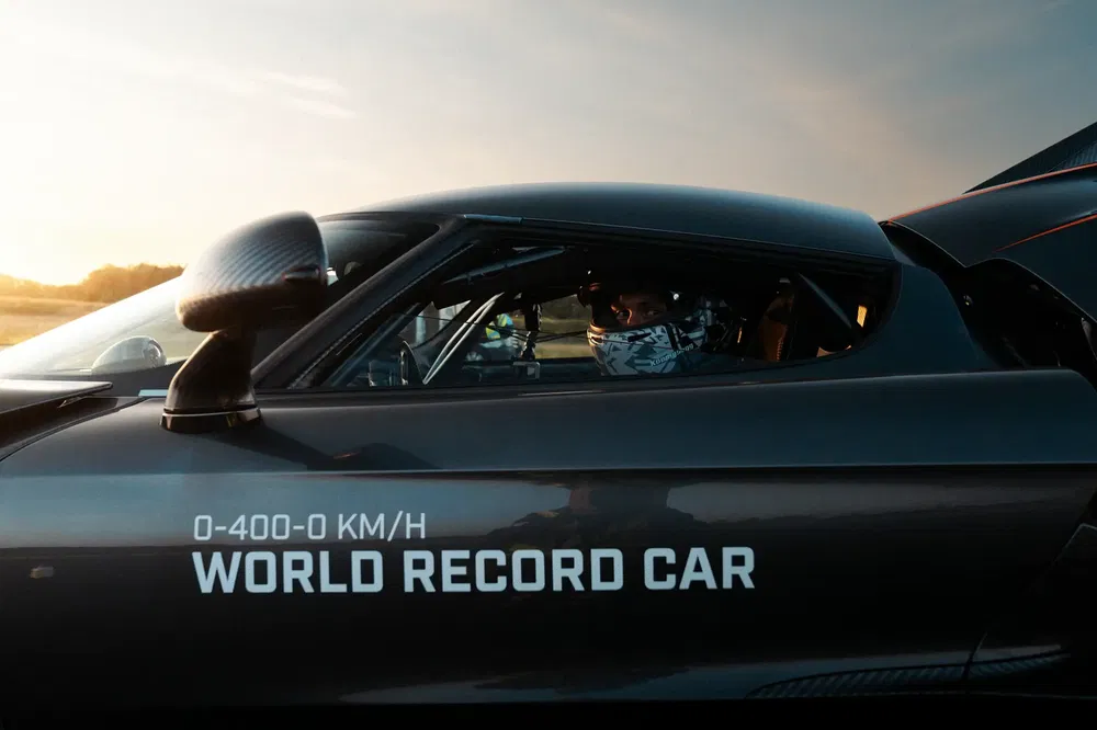 Koenigsegg-auto met bestuurder, wereldrecord 0-400-0 km/u, zijaanzicht.