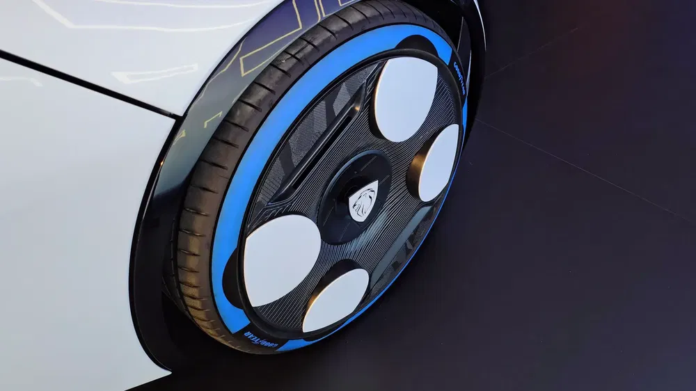 Roue futuriste de la Peugeot Inception avec un design moderne et accents bleu électrique.