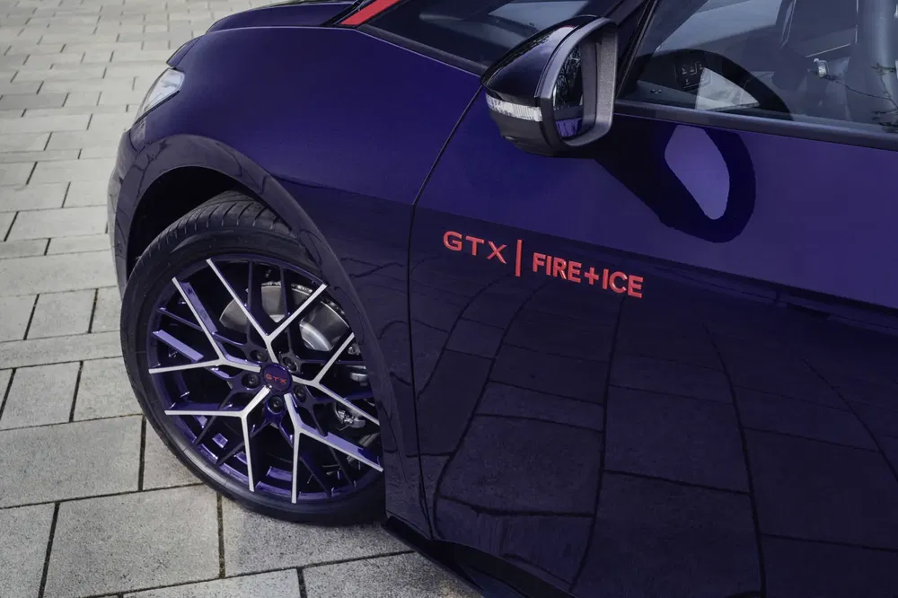 Details van een elektrische GTX Fire+Ice auto met gestileerde velgen op plavuizen.
