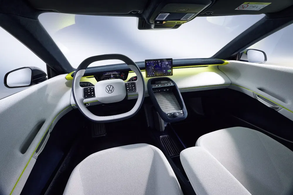 {"fr":"Intérieur moderne d'une Volkswagen avec tableau de bord numérique et volant futuriste.","nl":"Moderne interieur van een Volkswagen met digitaal dashboard en futuristisch stuurwiel."}