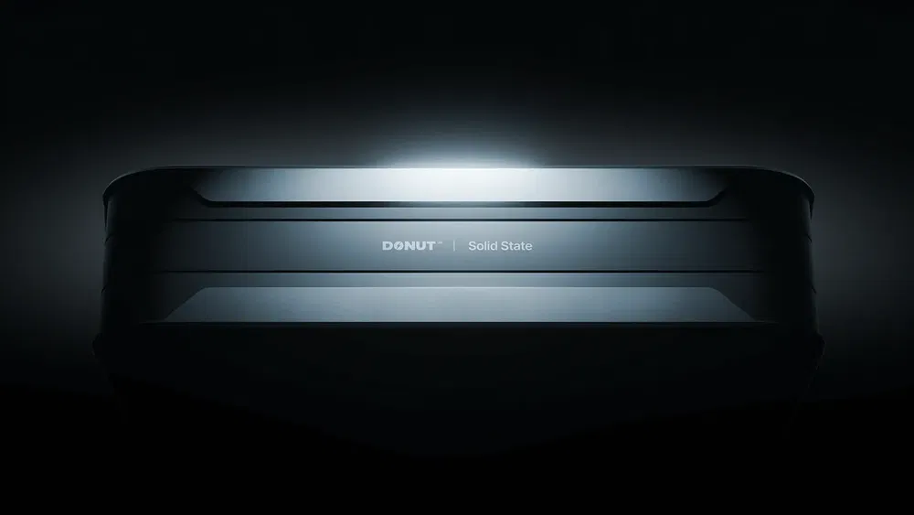 Donut Solid State batterij verlicht van boven in een donkere omgeving.