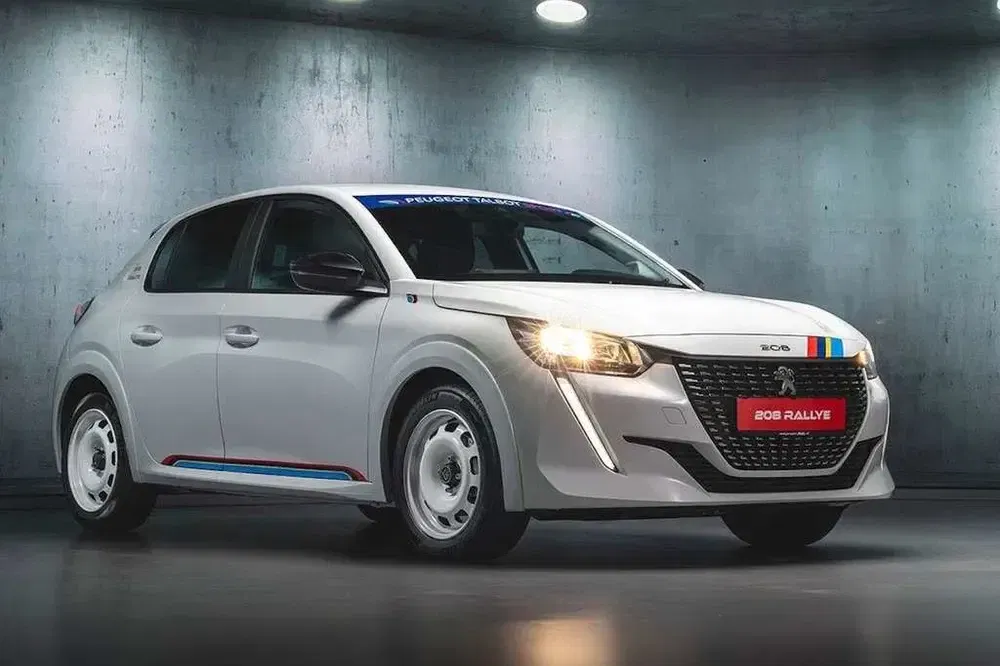 Witte Peugeot 208 Rallye, sportief design met industriële verlichting in moderne garage.